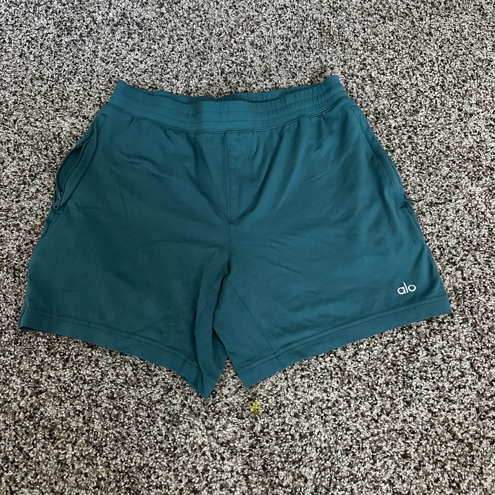 ALO Yoga Men's Conquer Shorts in Winter Ivy